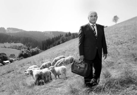 Miroslav Donutil ve druhé řadě seriálu Doktor Martin, v lopotném pokusu o české Zvonokosy na idylických stráních Beskyd FOTO ČT DAGMAR VYHNÁLKOVÁ