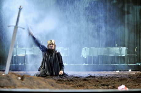 Lars Eidinger jako Hamlet v Ostermaierově inscenaci FOTO ARCHIV PDFNJ