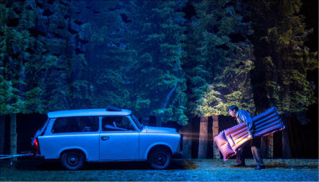Orffova opera Měsíc začíná příjezdem automobilu značky Trabant na tábořiště v lese FOTO PATRIK BORECKÝ