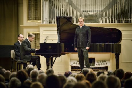 Britský tenorista Toby Spence a klavírista Julius Drake společně vytvořili pozoruhodný Zápisník zmizelého. FOTO MAREK OLBRZYMEK