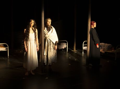 1 Zleva: sestry-bohyně Irena (Veronika Malá), Surmena (Jindra Janoušková) a Mahdalka (Antonie Talacková) vystupují i jako průvodkyně příběhem žítkovských bohyní.