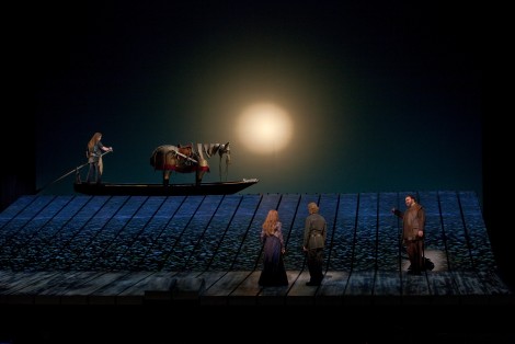 Siegfried (Jay Hunter Morris) připlouvá. Přihlíží  Gutrune (Wendy Bryn Harmerová),  Gunther (Iain Paterson) a Hagen (Hans-Peter König). Foto: Ken Howard/Metropolitan Opera